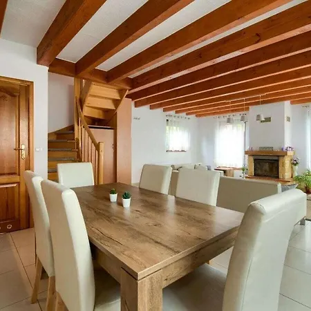 Claudia Comfortable *